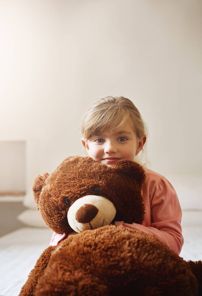 C'est ma meilleure amie. Portrait d'une petite fille tenant son ours en peluche à la maison - Photo, image