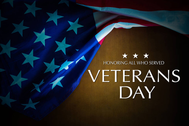 Zbliżenie amerykańskiej flagi z Text Veterans Day Honoring All Who Served on black textured background. Wysokiej jakości zdjęcie - Zdjęcie, obraz