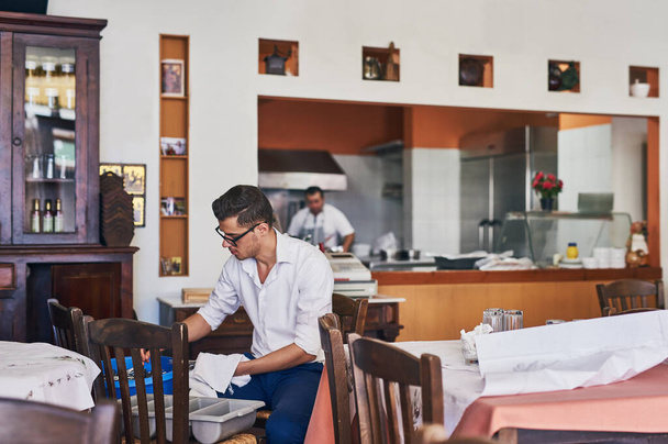 Preparing the restaurant before customers arrive. men working at a restaurant - Foto, immagini