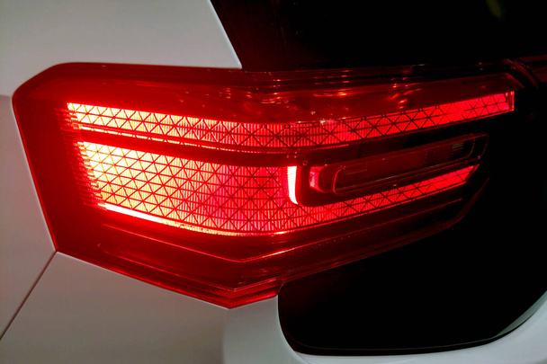 Lumineux et modernes feux de voiture, voiture et éclairage routier - Photo, image