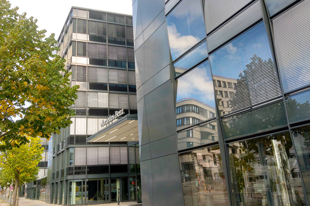 Berlin, Germany, October 1, 2022: Mercedes-Benz Retail headquarters in Berlin - Foto, afbeelding