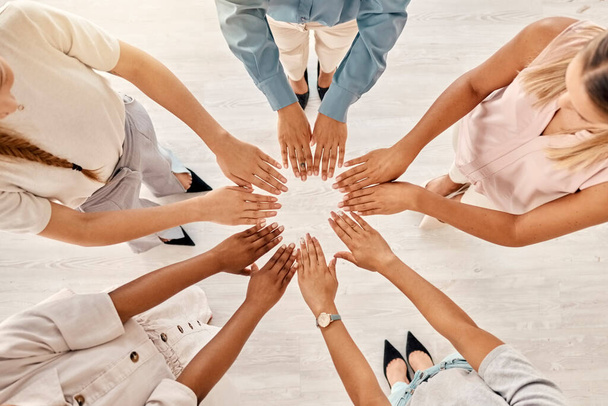 Kädet yhteen, toimisto ja naiset käsi ympyrä liiketoiminnan työntekijöiden ryhmä työssä. Monimuotoisuutta, ryhmätyötä ja yhteistyötä tukevat ihmiset, yritysten luottamus ja työyhteisö. - Valokuva, kuva