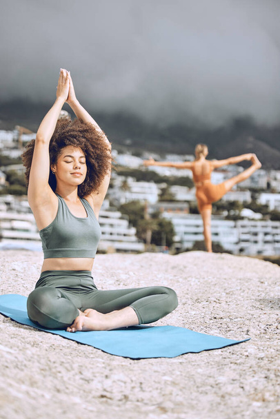 Zen, ejercicio de yoga y mujer en la playa para meditación de bienestar o salud mental. Joven atleta chica fitness, relajarse entrenamiento de motivación o estilo de vida saludable chakra entrenamiento de energía en la naturaleza roca exterior. - Foto, imagen