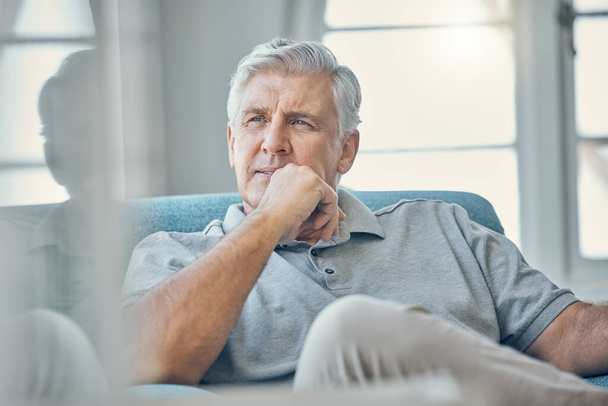 Denkend, senior man en ontspannen op de bank in een woonkamer, duur en tevreden in zijn huis alleen. Gepensioneerde, vredige en oudere man rustend op een bank, dagdroom, vredig en kalm, tevreden en trots. - Foto, afbeelding