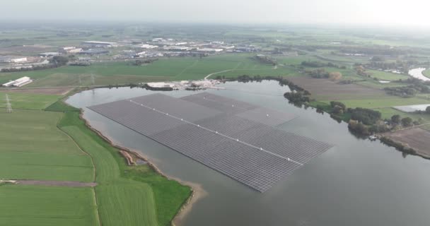 Grootste drijvend zonnepark van Europa aan een zandwinningsmeer, Bomhofsplas in Zwolle, Nederland. Duurzame winning van hernieuwbare energie. - Video
