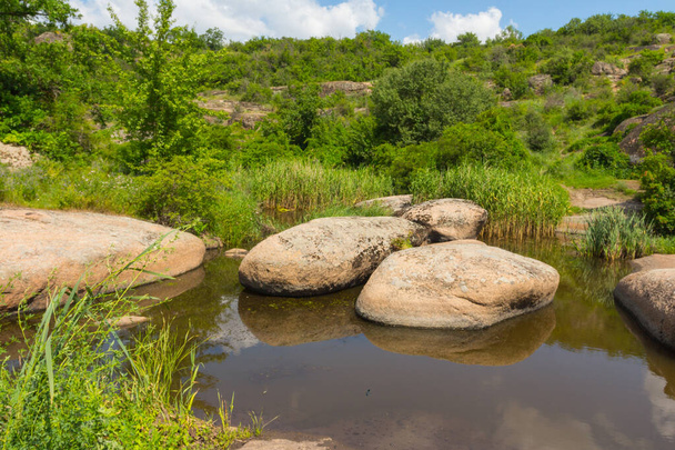 Grote gladde stenen op de bodem Arbuzynsky canyon in de buurt van de Trykraty dorp, op de Arbuzynka rivier in de Voznesenskyi regio van Mykolaiv Oblast van Oekraïne - Foto, afbeelding