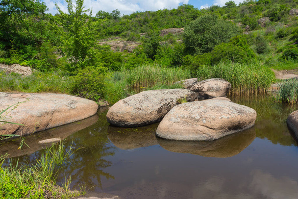 Grote gladde stenen op de bodem Arbuzynsky canyon in de buurt van de Trykraty dorp, op de Arbuzynka rivier in de Voznesenskyi regio van Mykolaiv Oblast van Oekraïne - Foto, afbeelding