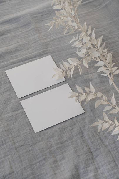 Чистые бумажные пригласительные с копировальным местом, сушеной травой. Эстетические минималистские свадебные приглашения - Фото, изображение