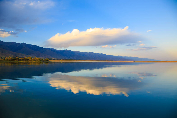 Jezero v horách. Krásná příroda, odraz mraků a hor v modré vodě. Kyrgyzstán - Fotografie, Obrázek