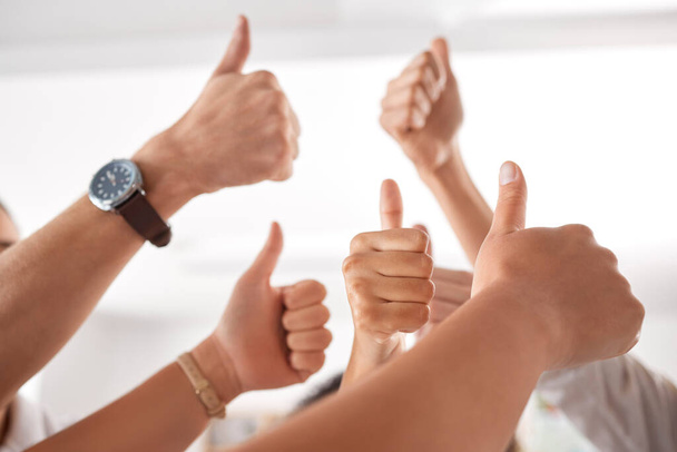 Команда, разнообразие и деловые люди большой палец вверх знак, икона и руки жест для успеха и празднования. Группа мужчин и женщин сотрудников вместе для доверия, да или благодарности рук жест на работе. - Фото, изображение
