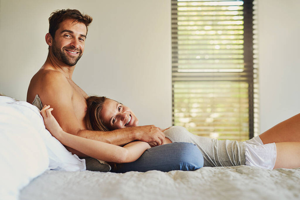Non c'e 'niente di meglio di questo. una giovane coppia felice rilassarsi a letto insieme - Foto, immagini