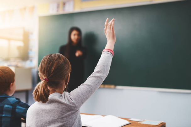 Θα απαντήσω σε όλες τις ερωτήσεις σας. μαθητές δημοτικού σηκώνοντας το χέρι τους για να κάνουν ερωτήσεις στην τάξη - Φωτογραφία, εικόνα