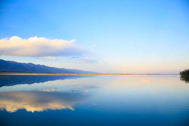 Jezero v horách. Krásná příroda, odraz mraků a hor v modré vodě. Kyrgyzstán - Fotografie, Obrázek
