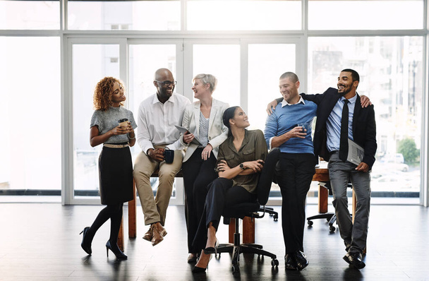 Theyre one great, talented team. a group of businesspeople in an office - Foto, afbeelding