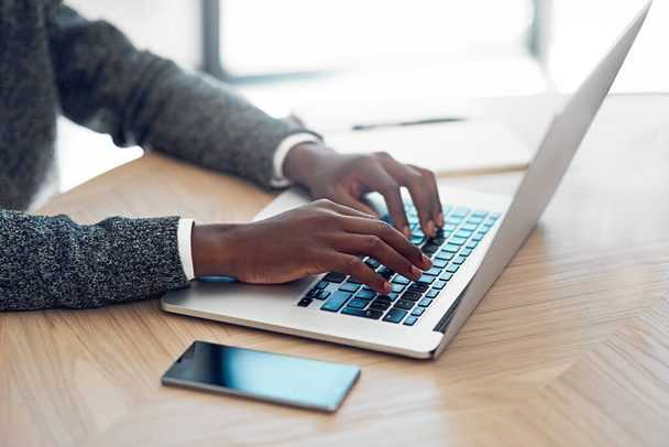 Kunnen klanten uw bedrijf online vinden. een onidentificeerbare jonge zakenman werkt aan zijn laptop aan een tafel in het kantoor - Foto, afbeelding