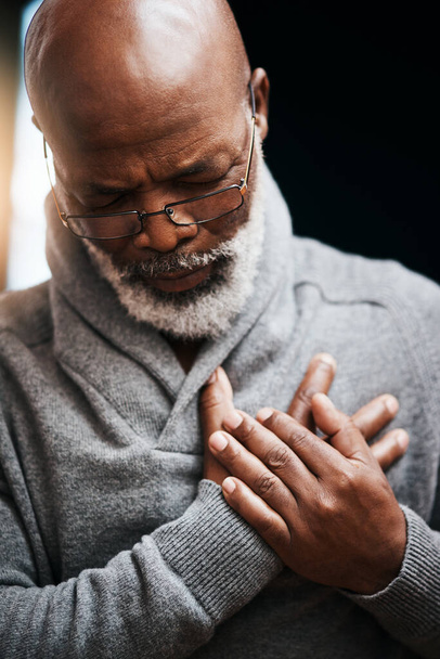 Im feeling so much discomfort in my chest. a handsome senior man holding his chest in pain - Fotoğraf, Görsel