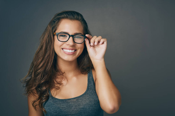 Vyber si nadčasový styl. Studio záběr atraktivní mladé ženy s brýlemi - Fotografie, Obrázek