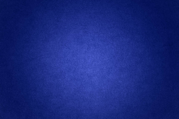 Textura de fieltro azul marino. Fondo abstracto en blanco. Vista de primer plano del material de la alfombra del piso. - Foto, imagen
