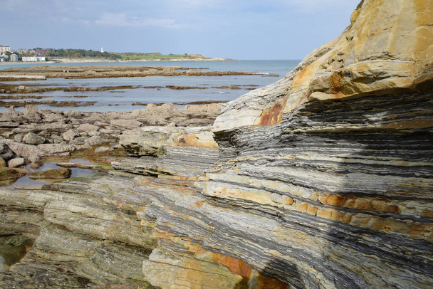 Santander, Hiszpania - 31 października 2022: Formacje skalne na wybrzeżu Półwyspu Magdaleny i Playa del Camello, Santander, Kantabria - Zdjęcie, obraz