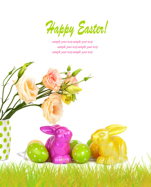 イースターの卵、ウサギと楽しい聖霊降臨祭に分離された花の花束 - 写真・画像