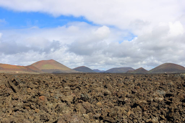 вулканический ландшафт с вулканами и кратерами на Лансароте, канарейные острова, Испания - Фото, изображение