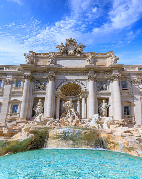 Fontana di Trevi (Trevi Çeşmesi) belki de Roma, İtalya 'daki en ünlü çeşmedir. PERFECIT BENEDICTUS XIV PONT MAXI "Benedict XIV Pontiff Maximus" un mükemmelleştirildiği anlamına gelir.". - Fotoğraf, Görsel