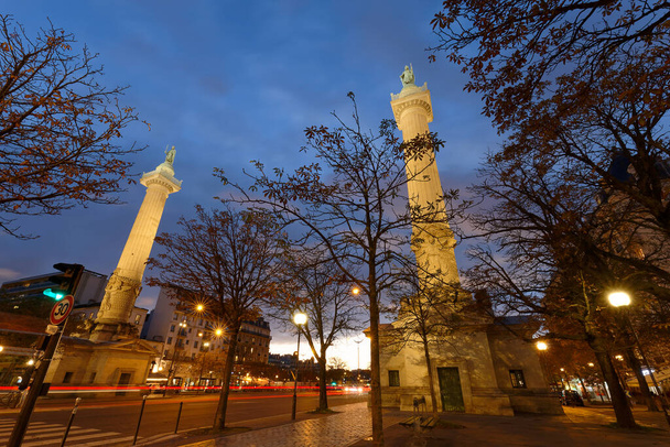 Le due colonne doriche erette nel 1788 su Trone Avenue fanno da cornice all'ingresso di Cours de Vincennes e Place de la Nation. Parigi. Francia. - Foto, immagini