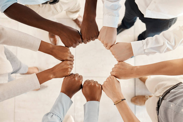 Diversiteit, solidariteit en handen van zakenmensen in cirkel voor teamwork, samenwerking en synergie voor teambuilding in een kantoor. Mannen en vrouwen groeperen zich voor steun, vertrouwen en macht. - Foto, afbeelding