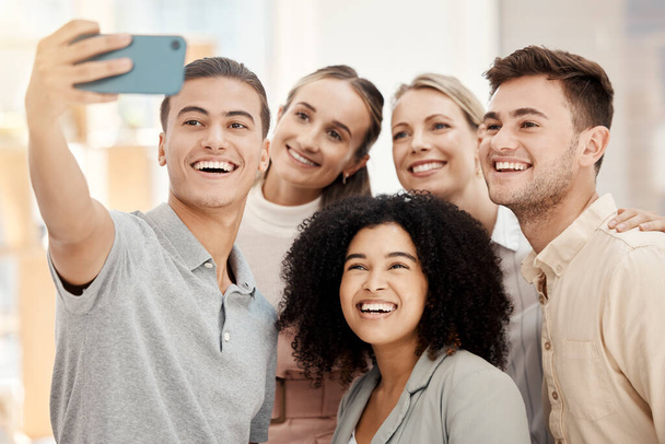 Travail de diversité, selfie de groupe heureux avec téléphone au bureau pour la solidarité ou team building dans la start-up marketing. Équipe multiculturelle sourire, photo smartphone ensemble ou communauté de bonheur au travail. - Photo, image