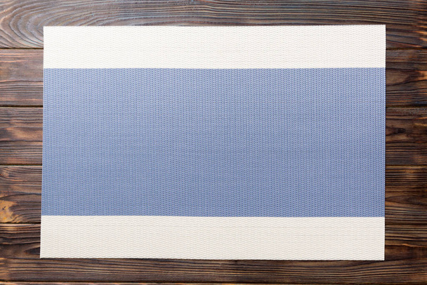 木製の背景に食べ物のための青いテーブルクロスのトップビュー。あなたのデザインのための空きスペース. - 写真・画像