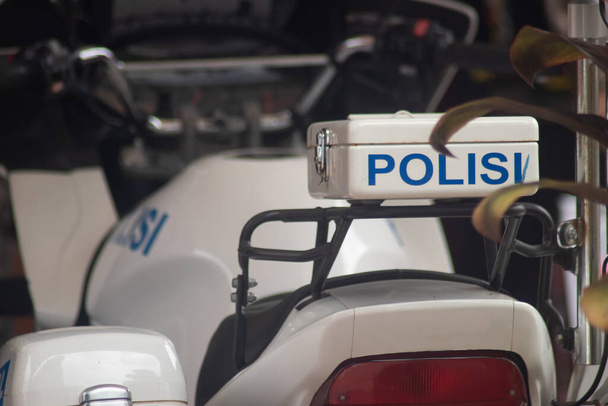 moto de police indonésienne près de l'inscription de la police (indonésien) - Photo, image