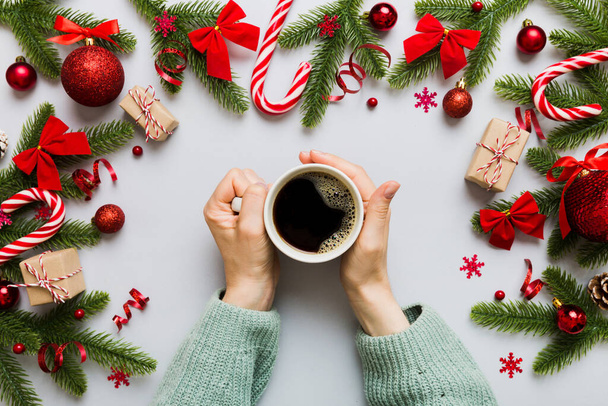 Femme tenant une tasse de café. Des mains de femme tenant une tasse avec du café chaud. Concept d'hiver et de Noël. - Photo, image