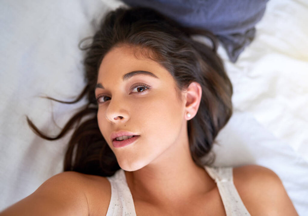 Virheetön ilman suodatinta. kaunis nuori nainen ottaa selfiet sängyllään kotona - Valokuva, kuva
