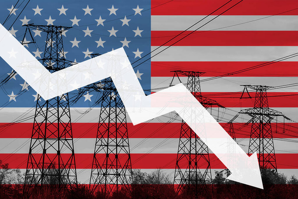 Elektromos vezeték és zászló az USA. Energiaválság. A globális energiaválság fogalma. Csökkent villamosenergia-termelés. Grafikus nyíl le. A villamosenergia-fogyasztás növekedése - Fotó, kép