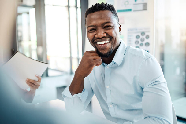 Homme d'affaires noir, employé et sourire d'un employé de bureau à l'écoute d'une présentation. Portrait d'un entrepreneur en démarrage heureux dans une réunion de stratégie b2b ou un entretien d'embauche pour une entreprise de marketing. - Photo, image