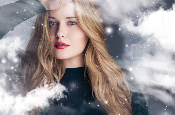 Belleza de invierno, Navidad y felices fiestas, hermosa mujer con peinado largo y maquillaje natural detrás de la ventana congelada, nevando diseño de nieve como Navidad, Año Nuevo y estilo de vida de vacaciones retrato - Foto, Imagen