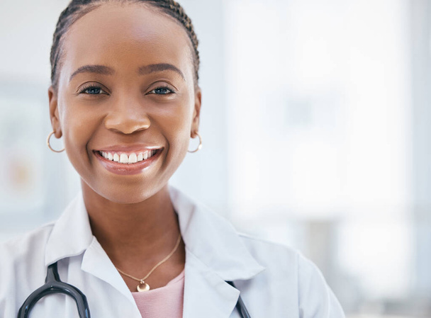 Fekete nő orvos, kórház és portré fiatal, professzionális és orvosi kardiológiai szakértő személyzet dolgozik klinikán mockup helyet. Boldog női egészségügyi szaktanácsadó szolgálat. - Fotó, kép