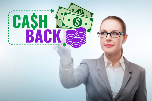 Zakenvrouw in cash back concept - Foto, afbeelding