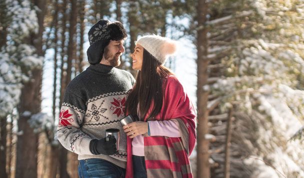 Primer plano de pareja alegre mirándose en invierno - Foto, imagen
