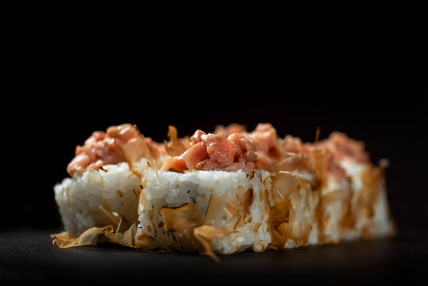 Prato nacional japonês de sushi, rolos com peixe vermelho e batatas fritas de salmão - Foto, Imagem