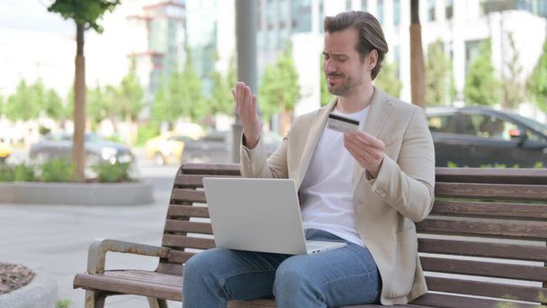 Man Having Online Payment Problem via Smartphone, Outdoor - Foto, afbeelding