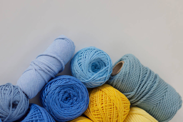 Pamut kötelek kék, kék, sárga és lila színekben, amelyek alkalmasak makramé készítésére. Helyet az sms-nek. Kiváló minőségű fénykép - Fotó, kép