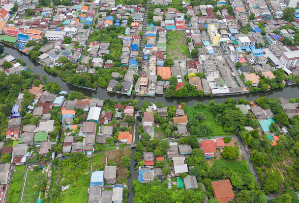 Vista aérea de los tejados residenciales del barrio. Desarrollo de viviendas urbanas desde arriba. Vista superior. Inmobiliarias en Bangkok City, Tailandia. Propiedad inmobiliaria. - Foto, imagen