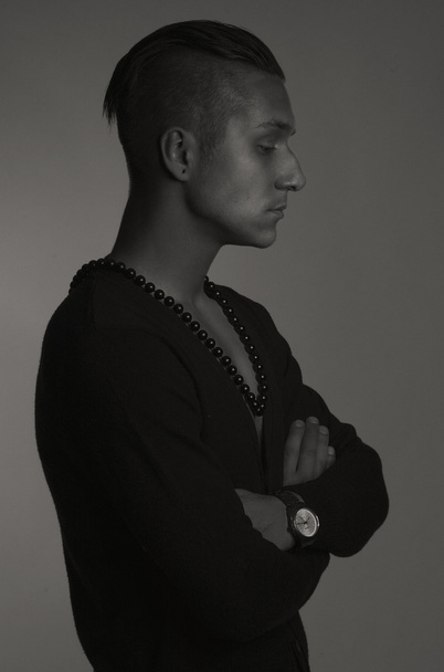 Koncept mužské krásy. Studio portrét elegantní mladý muž s černou kůží. Vogue styl. - Fotografie, Obrázek