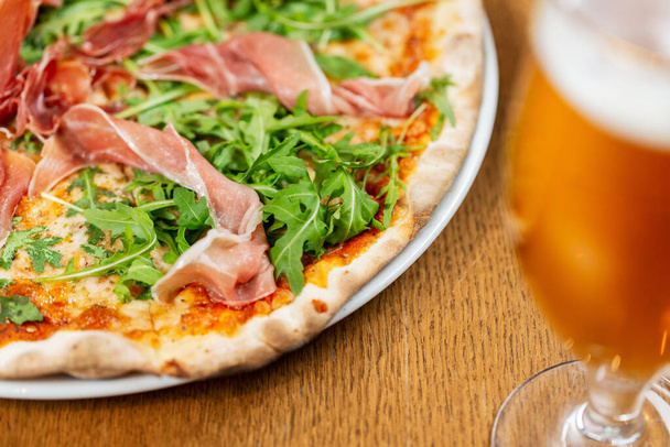 Fast Food, italienische Küche und Ess-Konzept - Pizza aus nächster Nähe auf Holztisch - Foto, Bild