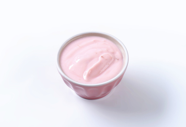 Bowl of raspberry yogurt - 写真・画像
