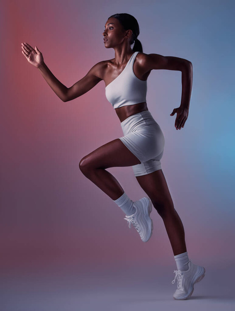 黒の女性,ランナーと健康のための運動,スタジオの背景とウェルネスとワークアウト.女性アスリート、健康的なトレーナーまたは体を暖めるための焦点、心臓、フィットネスやバランスのためのランニングやトレーニング. - 写真・画像