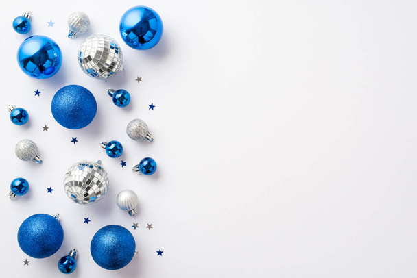Koncepcja świątecznych dekoracji. Widok z góry zdjęcie niebieskie białe srebrne bombki świecące kulki disco i konfetti na odizolowanym białym tle z pustą przestrzenią - Zdjęcie, obraz