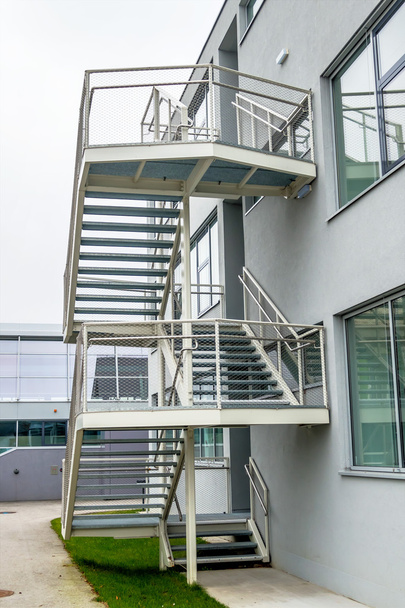 épület külső lépcsők - Fotó, kép