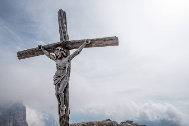 Piękny drewniany krzyż na szczycie góry Lagazuoi w Alpach Dolomitowych, autonomiczna prowincja Tyrolu Południowego we Włoszech - Zdjęcie, obraz